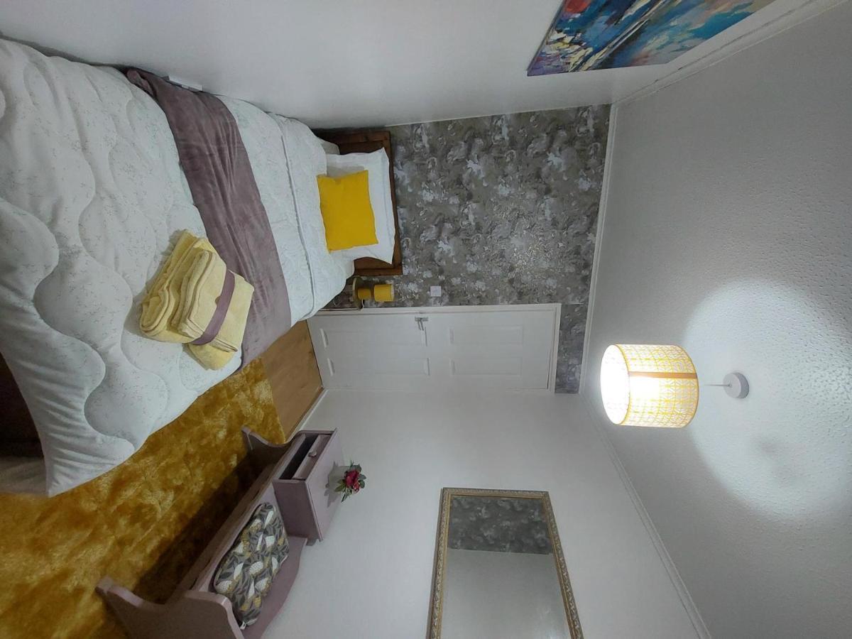 Lovely 2-Bed House In The Heart Of Woodhouse Leeds Лийдс Екстериор снимка