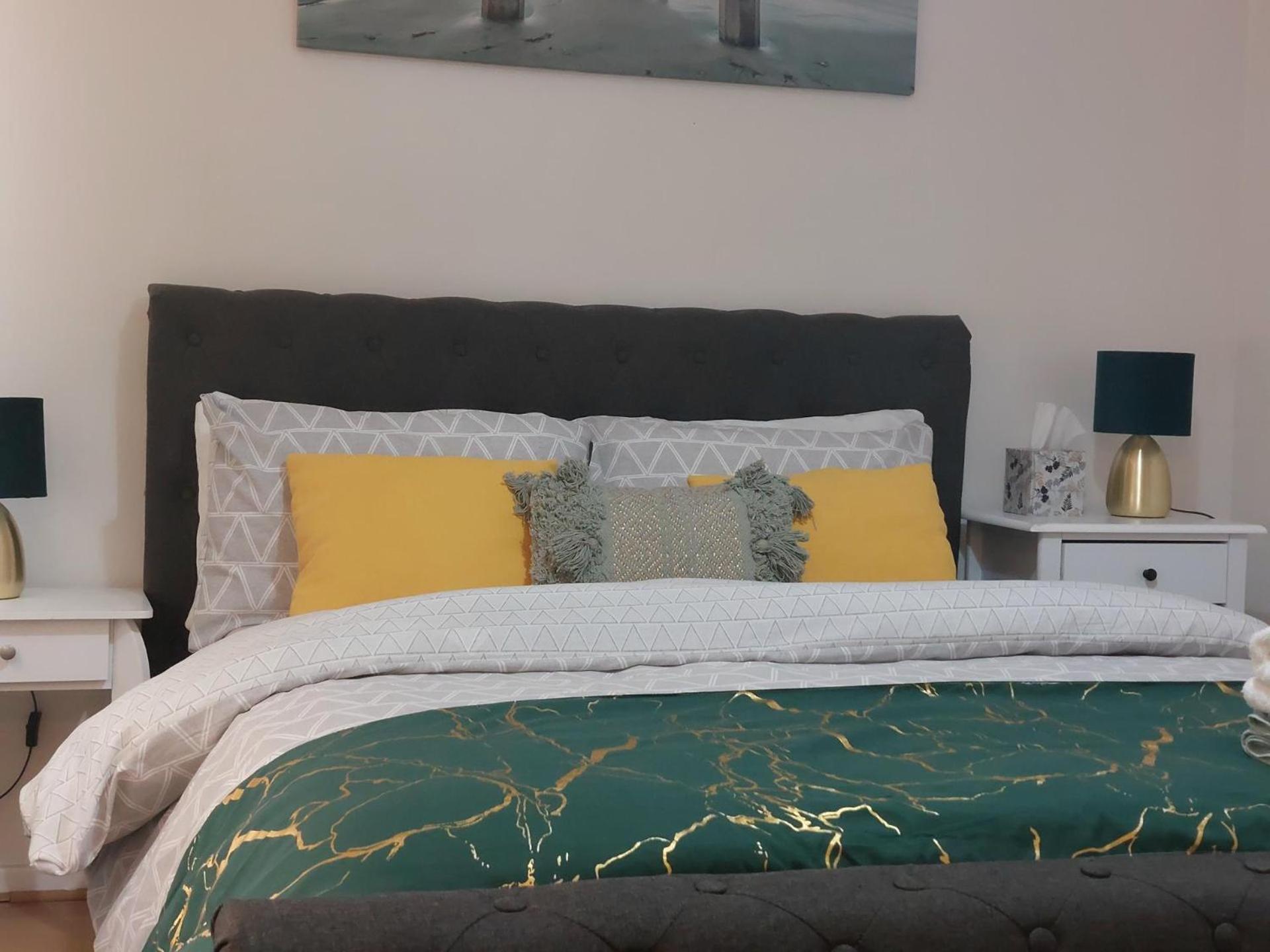 Lovely 2-Bed House In The Heart Of Woodhouse Leeds Лийдс Екстериор снимка