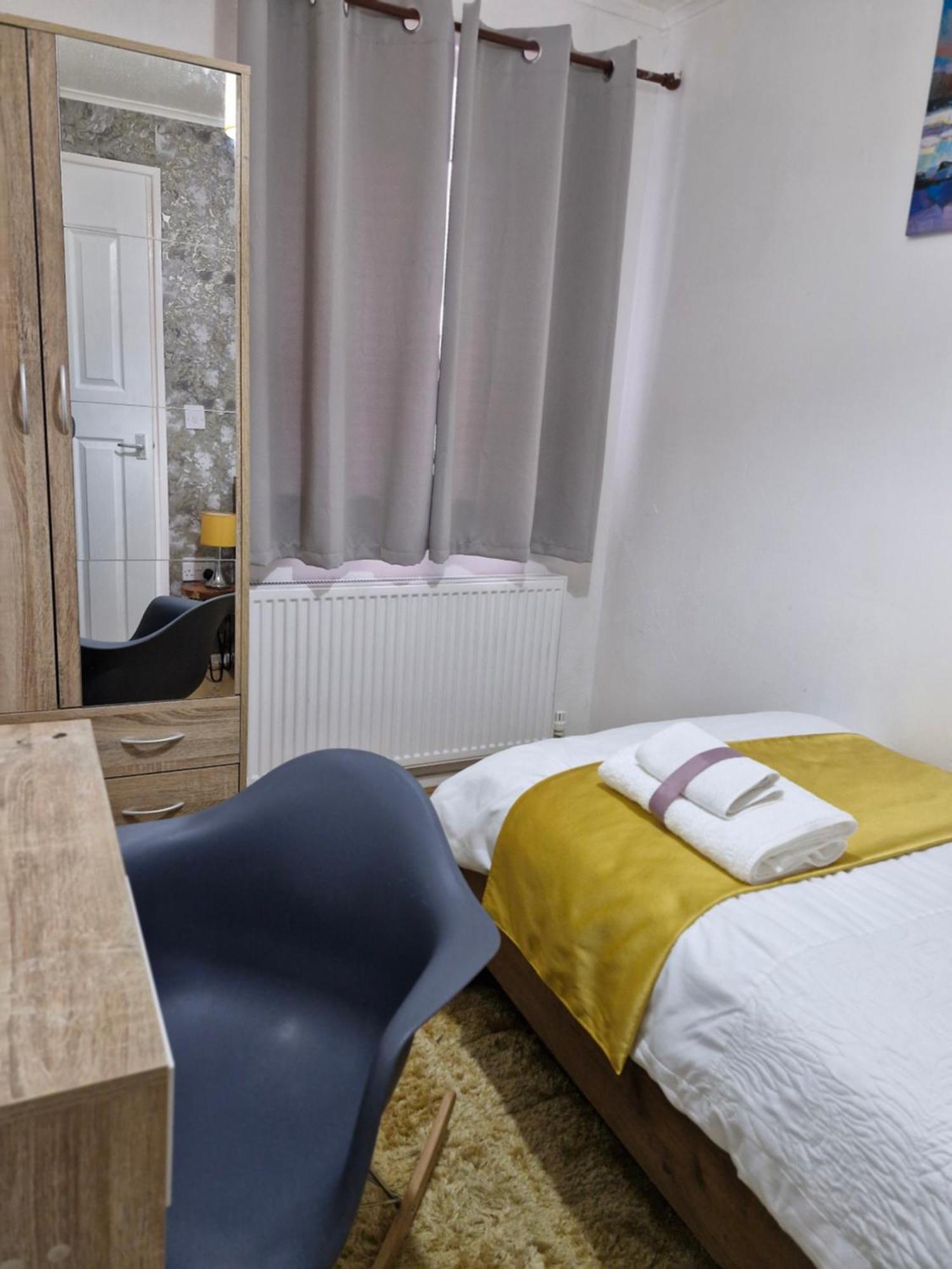 Lovely 2-Bed House In The Heart Of Woodhouse Leeds Лийдс Екстериор снимка